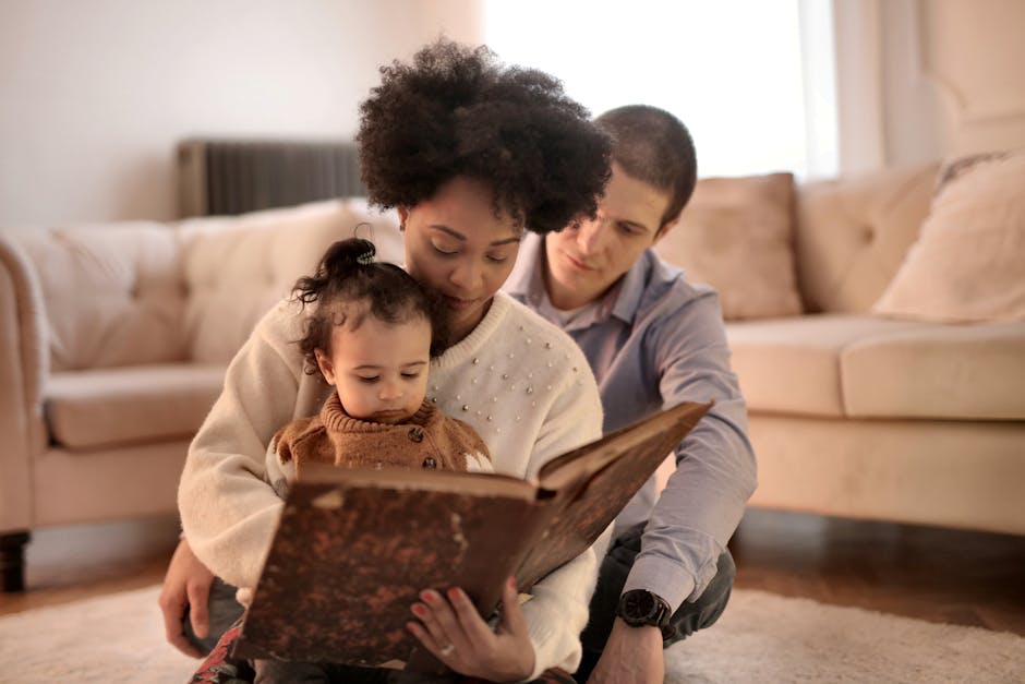 Ebeveynlerin evde çocukla kitap okuduğu, dil gelişimini destekleyen bir an