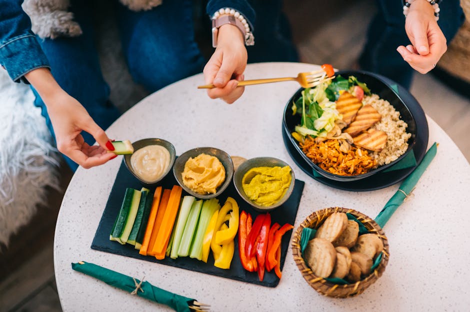 Dengeli tabakta sebzeler, protein ve tam tahıl içeren sağlıklı öğünler.