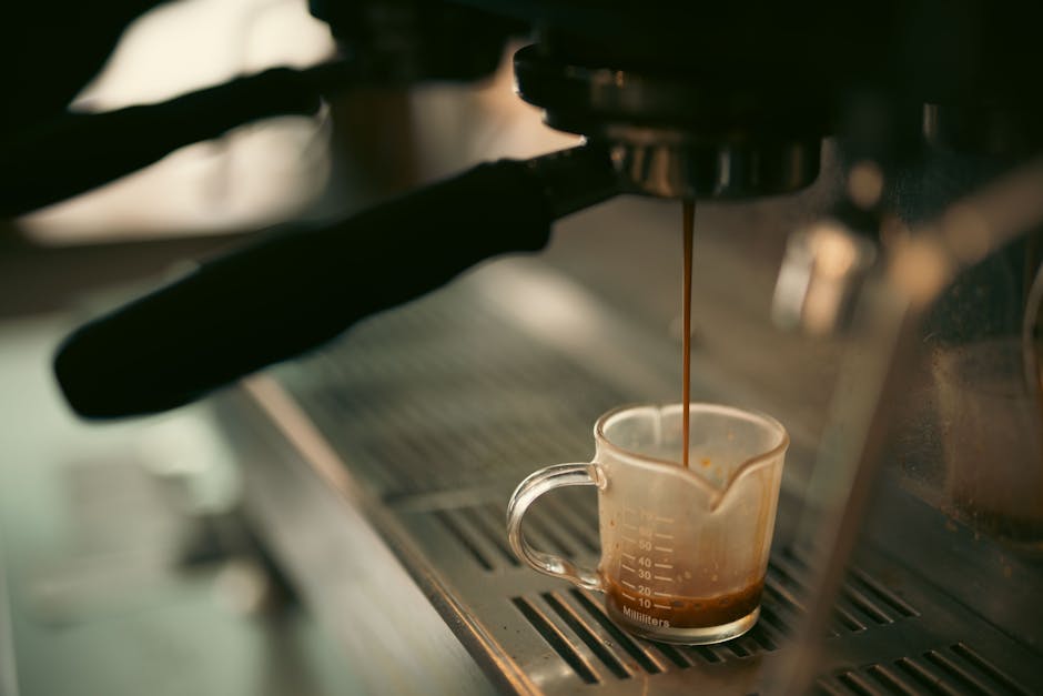 Kahve fincanı üzerinde kafein ölçümü detaylarını gösteren görsel