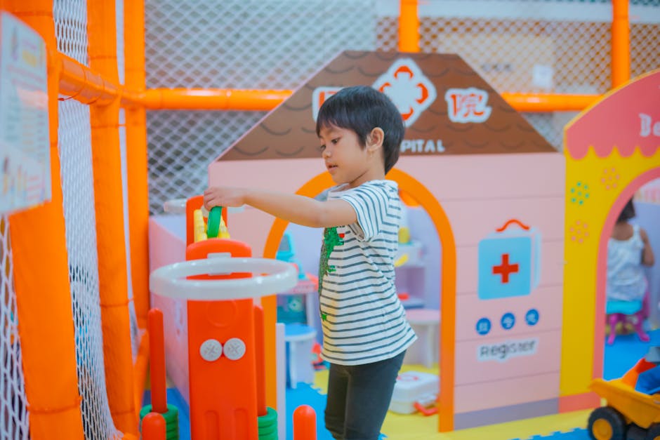 Güvenli oyun alanı düzeni içinde çocuklar oyun oynuyor