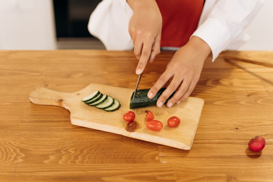 Kisinin mutfakta düşük FODMAP öğün hazırlarken görüntüsü