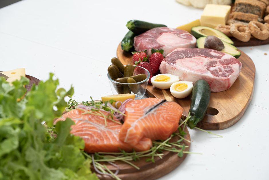 Günlük protein kaynaklarını gösteren masa görüntüsü