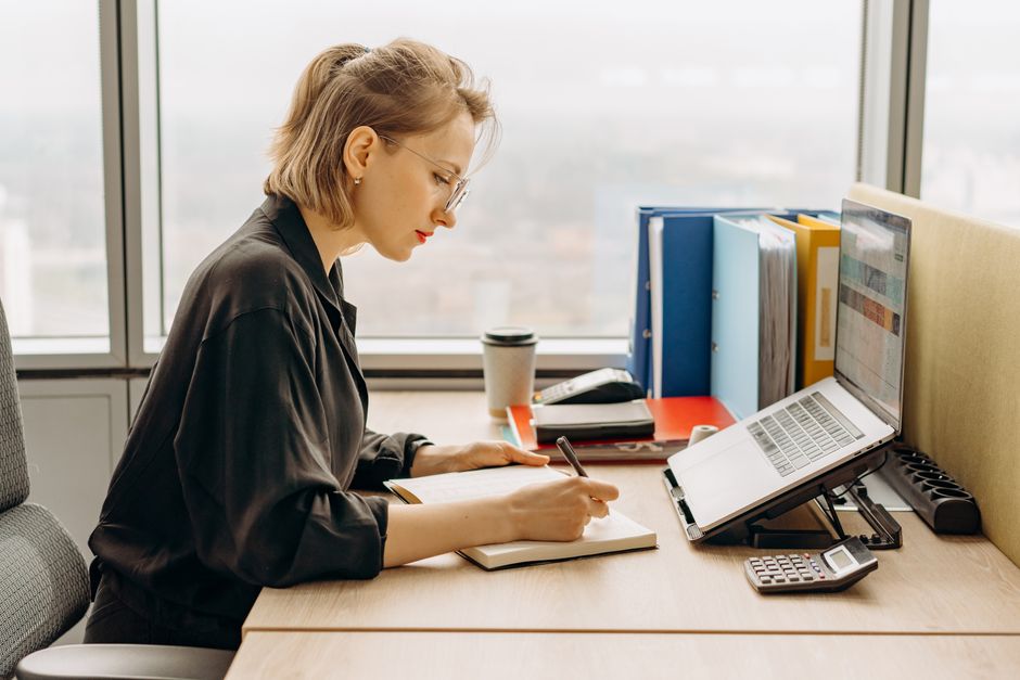 Ofis Ergonomisi Rutini: 10 Dakikada Sırt ve Boyun Koruma
