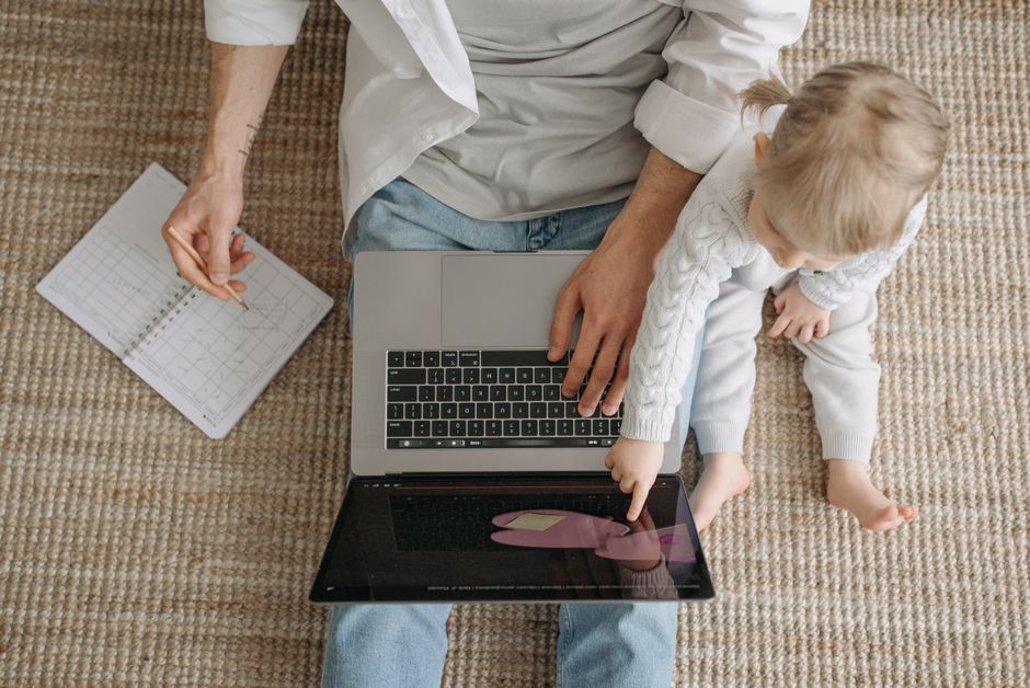Aile ve çocuklar ekran sürelerini planlarken birlikte oturuyor