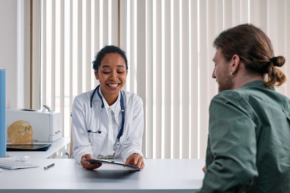 Doktor ve hasta prostat sağlığı hakkında konuşurken birbirlerine bakıyor