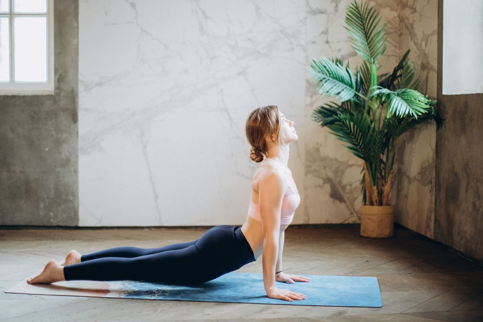 Hormonal dengeyi desteklemek için yoga yapan kadın