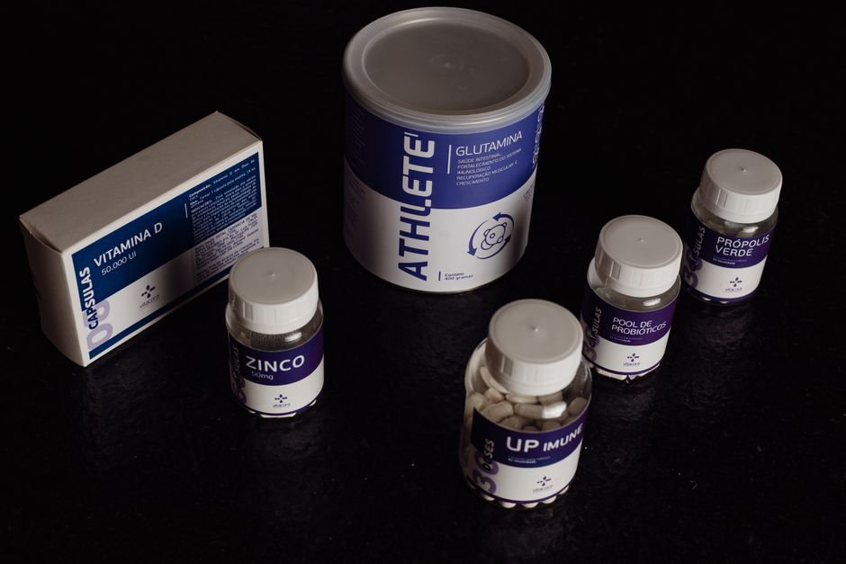Masa üzerinde probiyotik ve prebiyotik kapsülleriyle çalışma ortamı gösteriliyor